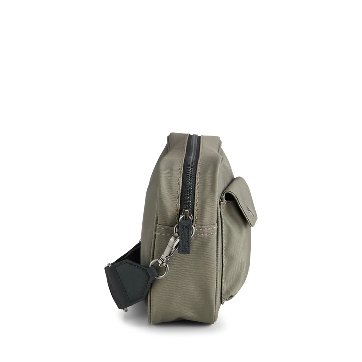 DarlaMBG crossbody vandafvisende taske. Medium. Grøn olive. 100% recycled polyester. Markberg