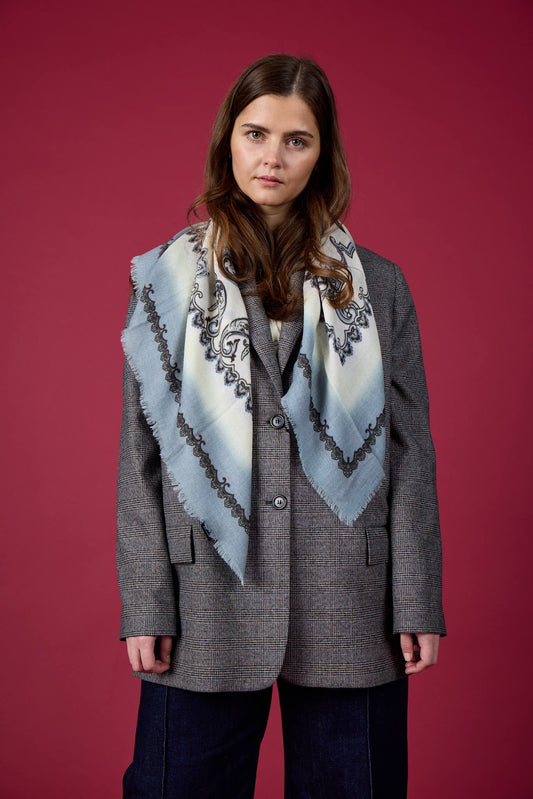 Royal Paisley tørklæde med rå ender. Unisex. 100% uld. Lyseblå. Bella Ballou