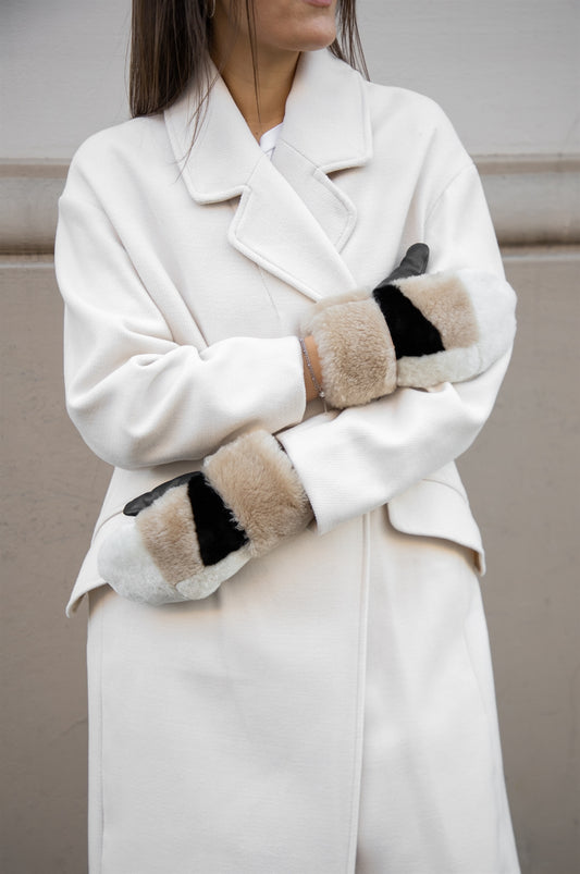 Mittens Catelyn. Fur lambskin. Beige, black and white. Markberg