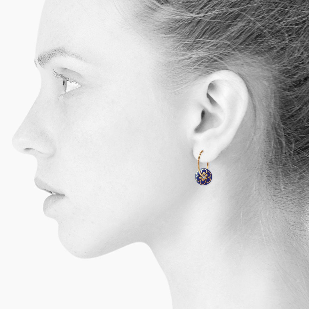 Flora creole earrings. Black and gold. Scherning Copenhagen