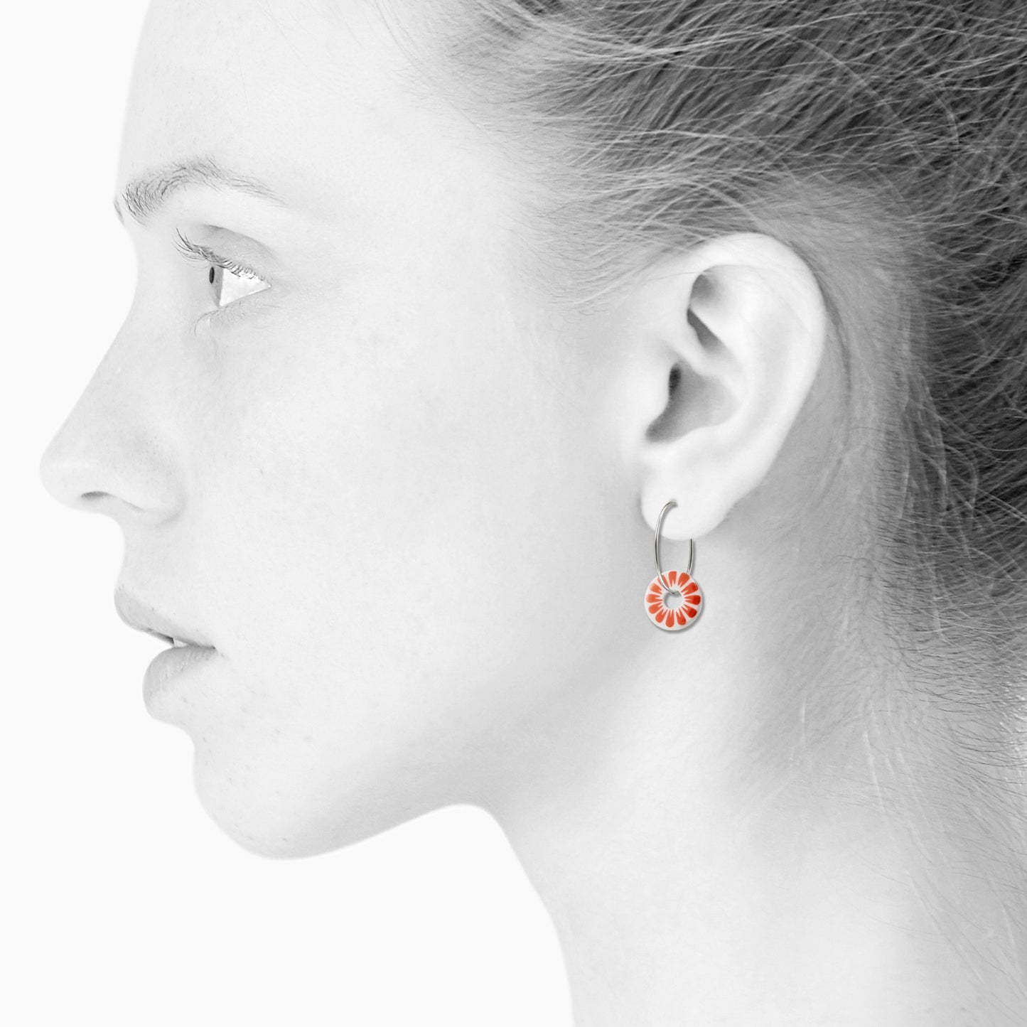 Bloom creol øreringe. Coral rød. Sterling sølv. Scherning København