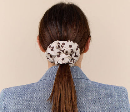Dots Hår Scrunchie. 100% silke. Creme, brun. Bella Ballou