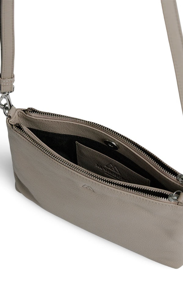MikalaMBG Crossbody taske. Hvid sand. Læder. Markberg