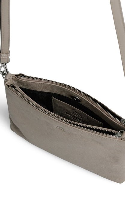 MikalaMBG Crossbody taske. Hvid sand. Læder. Markberg