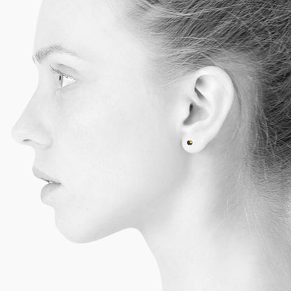 Sign Nano ear studs. Black. Gilded sterling silver. Scherning Copenhagen