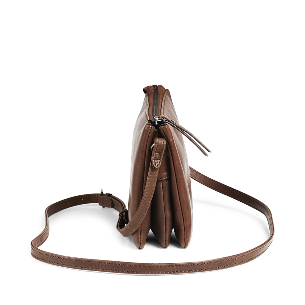 Vera Crossbody lædertaske. Chestnut. Antik. Markberg