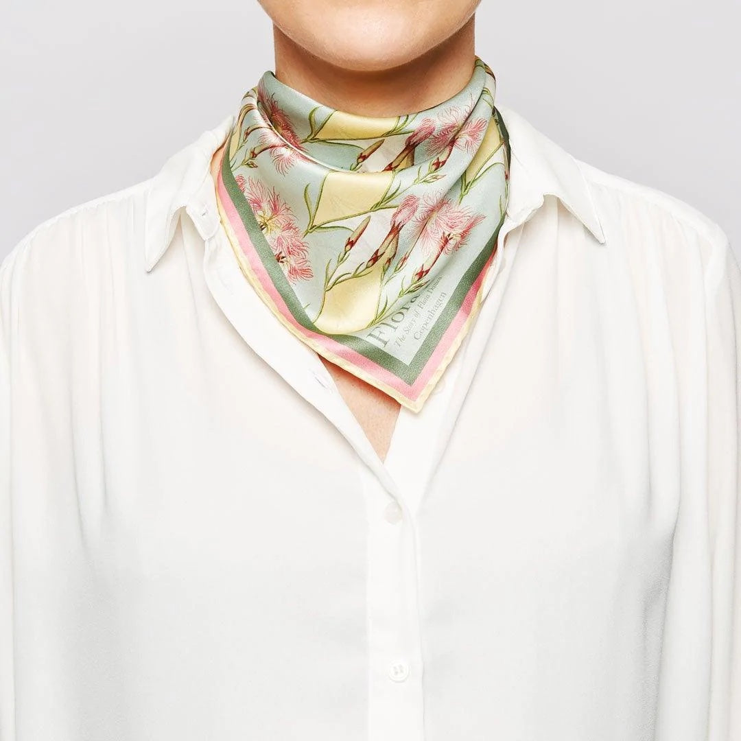 Pastel Nellike silketørklæde til kvinder. 100% silke. Grøn, gul og pink. Flora Danica Denmark
